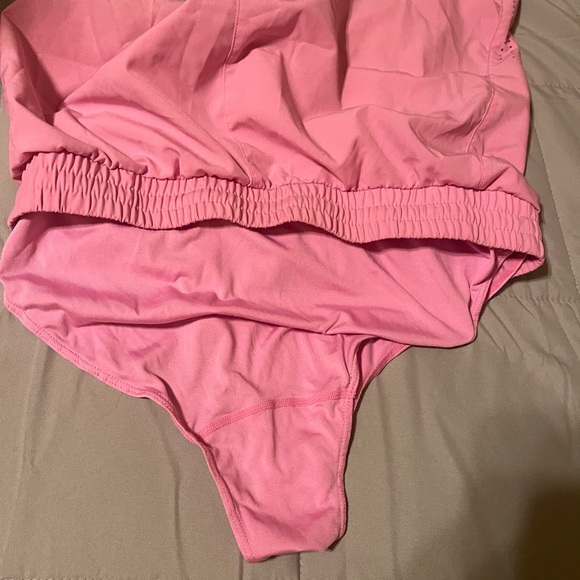 Woman’s pink workout shorts - Picture 4 of 6